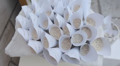 Jedlo končilo na zemi, poškodený tovar v koši. Gréci prišli na riešenie krízy s ryžou