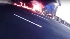 VIDEO: Hrdinský zásah policajtov. Bleskurýchlo vytiahli z horiaceho kamióna šoféra