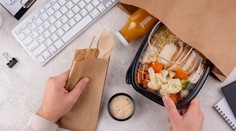 Za obedy platíme viac, no máme ich menej. Dve tretiny ľudí dostávajú len minimálne stravné