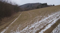 Rodinná prechádzka sa zmenila na drámu. Na manželov s deťmi zaútočil muž so sekerou