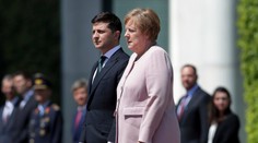 Merkelová dostala počas prijatia Zelenského triašku. Vraj to nebolo prvýkrát