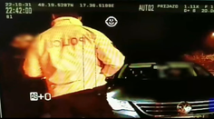 Zadržali mu vodičák, no on sa polícii vysmial. Po diaľnici sa rútil 211 km/h