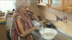 Tristo rodín v Novej Bani musí horúčavy často znášať bez vody. Doplácajú na čoraz teplejšie počasie