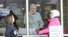 Až polovica obetí koronavírusu v Európe je z domovov dôchodcov