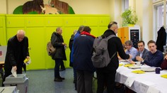 Prvý deň prezidentských volieb v Česku sa skončil, v niektorých okrskoch dosiahla účasť 50 percent