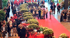 Emotívna chvíľa počas rozlúčky s obeťami: Janovským záchranárom tlieskalo celé mesto