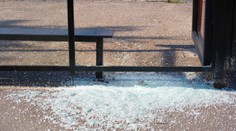 Auto vpálilo na zástavku plnú ľudí. Zomreli dvaja mladí muži