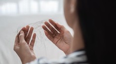 Máte problémy s vypadávaním vlasov? Poradíme vám, ako sa o ne správne starať