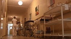 Na ošetrovateľa zaútočila skupina asociálov priamo v areáli nemocnice