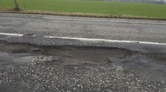 Nadávky vodičov a poškodené autá. Z medzinárodnej cesty na juhu Slovenska je autodróm