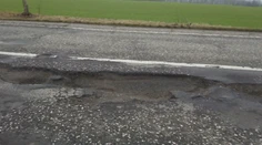 Nadávky vodičov a poškodené autá. Z medzinárodnej cesty na juhu Slovenska je autodróm