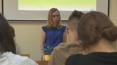 Nevidí vôbec nič, ale napriek tomu učí stredoškolákov