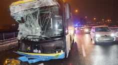 Vážna nehoda v Košiciach. Autobus MHD narazil do posýpača, zranilo sa osem ľudí
