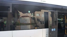 Rozčúlilo ho, že autobus zastavil pred priechodom. Muž rozbil okno vlastnou hlavou
