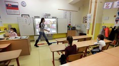 MAPA: Plošné zatváranie škôl pokračuje. Od pondelka sa nebude vyučovať v triedach až v tretine okresov