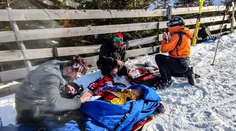 Lyžiar v Jasnej zrazil matku, keď pomáhala synovi s výstrojom. Napriek značke spomaľ išiel rýchlo