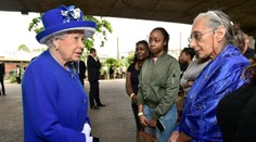 Kráľovná sŕdc: Alžbeta II. navštívila obete požiaru Grenfell Tower