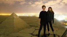 Dvojica porušila prísny zákaz. Vyliezli na pyramídu v Gíze a pózovali nahí
