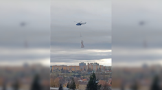 Nad Popradom sa „zjavil“ obrovský anjel. Vianočnú výzdobu prenášala helikoptéra