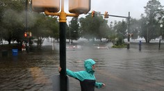 Hrozivý hurikán Florence dorazil k pobrežiu. Rieky sa vylievajú z brehov a zaplavujú mestá