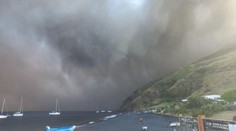 OBRAZOM: V Taliansku vybuchla sopka. Oblohu zahalil čierny dym, láva tečie priamo k moru