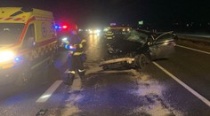 Na diaľnici D2 vrazilo auto do odstaveného vozidla. Zranili sa tri osoby