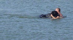 Riskoval vlastný život a z oceánu vytiahol topiaceho sa medveďa