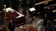 Za zvuku zvonu Zikmund pochovali kardinála Vlka, posolstvo poslal aj pápež