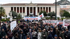 Gréci už druhý deň po sebe vyšli do ulíc. Celoštátny štrajk ochromil dopravu