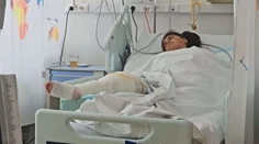 Pomýlil si brzdu s plynom, narazil do ženy a pritlačil ju k stĺpu. Náraz jej stiahol kožu takmer z celej nohy