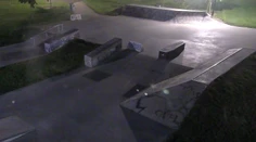 Uprostred parku sa objavila truhla s bielym krížom. Okamžite tam vyslali hliadku