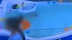 Chlapček sa prevrátil v bazéne a začal sa topiť. Všimli si ho až po 46 sekundách