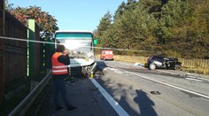Smrteľná nehoda v Bertotovciach. Vodič auta (†29) neprežil zrážku s autobusom