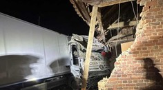 FOTO: Slovenský kamión narazil do múru rodinného domu v Maďarsku. Časť sa zrútila a vážne zranila 17-ročné dievča