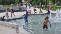 Z ikonickej fontány v Nitre si deti urobili bazén. Mesto upozorňuje, že kúpanie je zakázané a hrozí aj pokuta