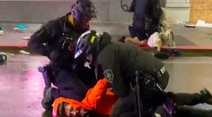 Zlez mu z krku, kričali ľudia na policajta. Použil chmat, ktorý zabil zatýkaného Georga Floyda