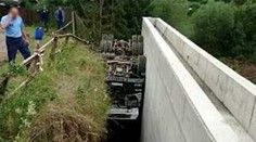 Prevrátený kamión zostal zakliesnený pri betónovej stene