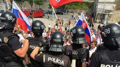 VIDEO: Policajné manévre! Ťažkoodenci vytlačili agresívny dav spred parlamentu