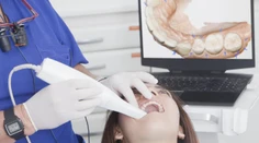 Plakala, keď počula, koľko bude stáť prerábka. Stomatológ varuje pred lacnými zákrokmi v zahraničí