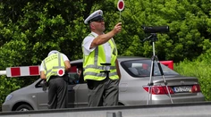 Na ceste z Novák na Nitrianske Sučany je zosunutá časť cesty. Hrozí zdržanie