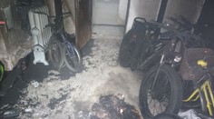 FOTO: V pivnici bytovky v Košiciach horela elektrokolobežka, ľudí evakuovali