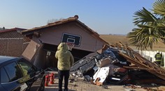 Pri výbuchu propán-butánovej fľaše vo Veľkých Ripňanoch sa zranil muž. Popáleniny má na tretine tela