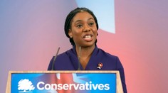Na čele britskej Konzervatívnej strany bude prvýkrát žena tmavej pleti. Novou líderkou sa stane Kemi Badenochová