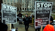 V desiatkach miest sa konali protesty proti Trumpovi