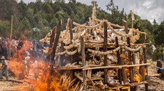 Porátali sa s pašerákmi. Spálili šesť ton klov, plastík a šperkov