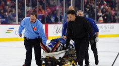VIDEO: Mrazivé chvíle v NHL. Skúseného obrancu po zrážke s mladým Rusom odniesli na nosidlách