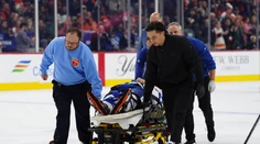 VIDEO: Mrazivé chvíle v NHL. Skúseného obrancu po zrážke s mladým Rusom odniesli na nosidlách