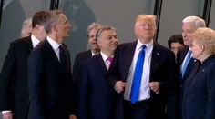 Ďalší Trumpov trapas. Na summite NATO rukou odstrčil premiéra Čiernej hory