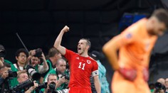 Nestarnúci Bale aj po zranení hrdinom Walesu. V závere schladil Američanov a body sa delili