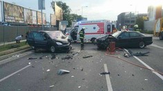 Vážna nehoda v Bratislave. Z auta vyťahovali zakliesnenú osobu